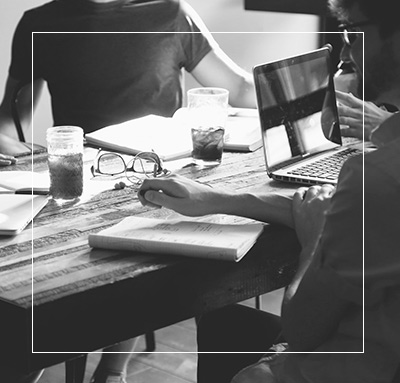 Imagen de jóvenes emprendedores trabajando